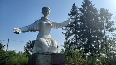 жінка, радянський пам'ятник, село Бринь, Івано-Франківщина жінка, радянський пам'ятник, село Бринь, Івано-Франківщина