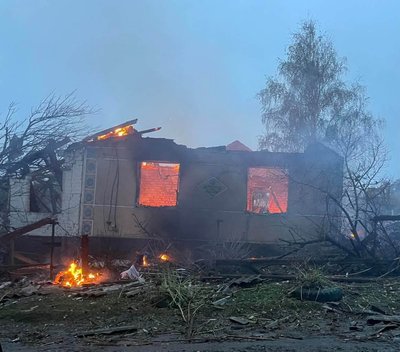 Пожежа у приватному будинку після російського удару по Першій Гнилиці Великобурлуцької громади Пожежа у приватному будинку після російського удару по Першій Гнилиці Великобурлуцької громади