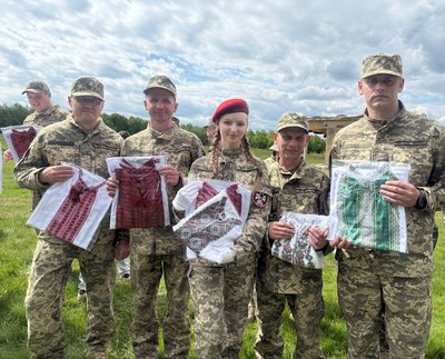 На Буковині військовим, які проходять ротацію, подарували вишиванки На Буковині військовим, які проходять ротацію, подарували вишиванки