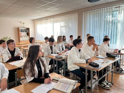Навчання під звуки сирен: як черкаські школярі надолужують "освітні втрати" Навчання під звуки сирен: як черкаські школярі надолужують "освітні втрати"