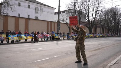 У Хмельницькому проходить акція на підтримку полонених і зниклих безвісти військових У Хмельницькому проходить акція на підтримку полонених і зниклих безвісти військових