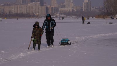 Від початку року загинули 5 людей. Дніпровські рятувальники розповіли, як врятуватися, якщо провалилися під кригу Від початку року загинули 5 людей. Дніпровські рятувальники розповіли, як врятуватися, якщо провалилися під кригу