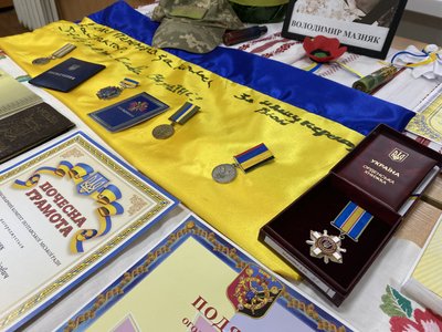 У Полтаві відкрили меморіальну дошку навіднику Володимиру Мазняку У Полтаві відкрили меморіальну дошку навіднику Володимиру Мазняку
