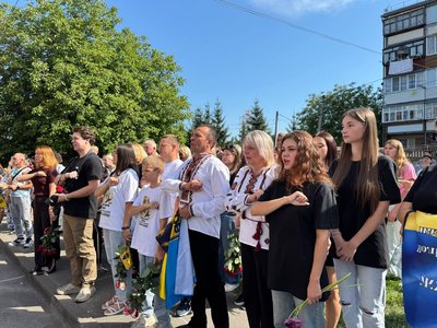 "На позиції, коли було важко, він був на позитиві": у Вінниці на честь полеглого азовця відкрили пам'ятну дошку "На позиції, коли було важко, він був на позитиві": у Вінниці на честь полеглого азовця відкрили пам'ятну дошку