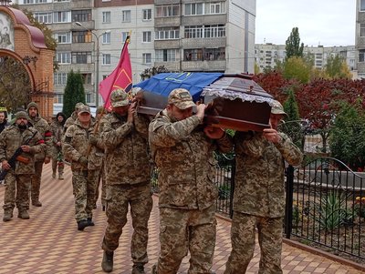 У Сумах провели в останню путь захисника Сергія Супруна У Сумах провели в останню путь захисника Сергія Супруна