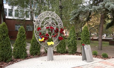 У пам’ять про загиблих студентів та викладачів: у ЧДТУ відкрили меморіальний знак У пам’ять про загиблих студентів та викладачів: у ЧДТУ відкрили меморіальний знак