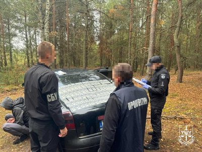 На Рівненщині судитимуть чотирьох людей, які ймовірно допомагали переправляти чоловіків через кордон На Рівненщині судитимуть чотирьох людей, які ймовірно допомагали переправляти чоловіків через кордон