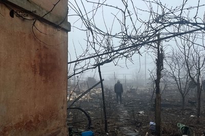 Вибило вікна, згорнулися в гармошку двері: фото наслідків нічної атаки БпЛА на Одесу Вибило вікна, згорнулися в гармошку двері: фото наслідків нічної атаки БпЛА на Одесу