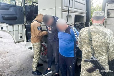 13 людей підозрюють у незаконному переплавленні чоловіків за кордон 13 людей підозрюють у незаконному переплавленні чоловіків за кордон