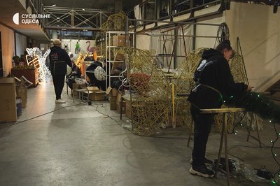 "Ми чарівники, які роблять свято": як на Одещині виготовляють новорічні прикраси "Ми чарівники, які роблять свято": як на Одещині виготовляють новорічні прикраси