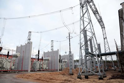 Будівництво підстанції "Кремінська" на півночі Луганщини, лютий 2020 року. Задача "Кремінської" полягала у тому, щоб усунути ризики знеструмлення регіону у випадку відключення Луганської ТЕС Будівництво підстанції "Кремінська" на півночі Луганщини, лютий 2020 року. Задача "Кремінської" полягала у тому, щоб усунути ризики знеструмлення регіону у випадку відключення Луганської ТЕС