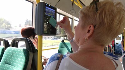 У Хмельницькому відновили безготівкову оплату за проїзд в тролейбусах: як тепер можна платити