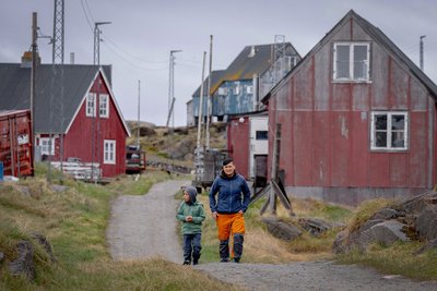 Місцеві жителі гуляють поселенням Атту, муніципалітет Кекерталік, Гренландія Місцеві жителі гуляють поселенням Атту, муніципалітет Кекерталік, Гренландія