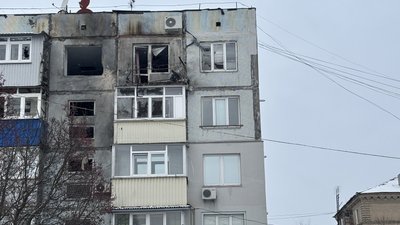 У Чугуєві російський безпілотник влучив у багатоквартирний будинок У Чугуєві російський безпілотник влучив у багатоквартирний будинок