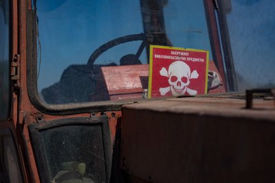 "Сідаю спереду на трактор – шукаю міни". Як житель Білогірки допомагає фермерам розміновувати поля "Сідаю спереду на трактор – шукаю міни". Як житель Білогірки допомагає фермерам розміновувати поля