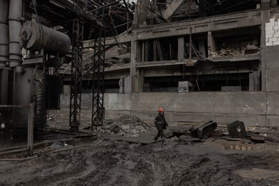 Енергетик йде по території теплоелектростанції (ТЕС), пошкодженої черговим російським обстрілом в одному з регіонів України, 13 листопада 2025 року Енергетик йде по території теплоелектростанції (ТЕС), пошкодженої черговим російським обстрілом в одному з регіонів України, 13 листопада 2025 року
