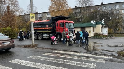 У Полтаві місцевим роздають технічну воду: люди стоять у чергах з відрами та пляшками У Полтаві місцевим роздають технічну воду: люди стоять у чергах з відрами та пляшками