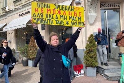 "Вони чекають щомити на волю": у Києві відбулася акція "Не мовчи, полон вбиває" "Вони чекають щомити на волю": у Києві відбулася акція "Не мовчи, полон вбиває"