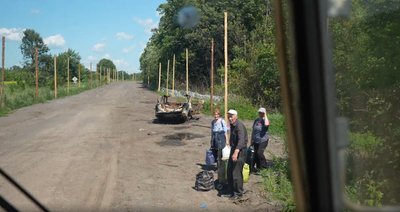 "Чую літак летить, а потім як жахне": навіщо люди їдуть за кілька кілометрів до "сірої зони" на Сумщині "Чую літак летить, а потім як жахне": навіщо люди їдуть за кілька кілометрів до "сірої зони" на Сумщині