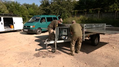 Міні-СЕС з панелями, як на космічних апаратах: чернігівські волонтери знайшли альтернативу генераторам для військових Міні-СЕС з панелями, як на космічних апаратах: чернігівські волонтери знайшли альтернативу генераторам для військових