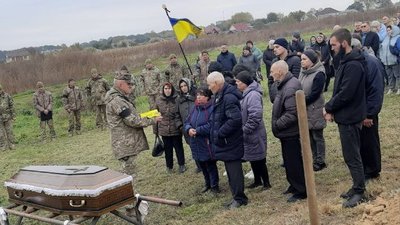 У Мені на Чернігівщині попрощалися з військовим ЗСУ Миколою Дудком У Мені на Чернігівщині попрощалися з військовим ЗСУ Миколою Дудком