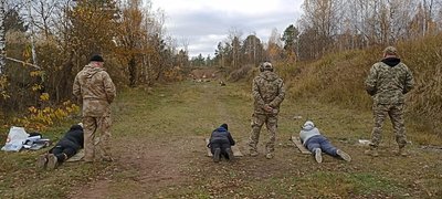 Стріляли, долали мінні пастки та рятували поранених — у громаді на Житомирщині цивільних навчали азам нацспротиву Стріляли, долали мінні пастки та рятували поранених — у громаді на Житомирщині цивільних навчали азам нацспротиву