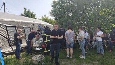 Каша, випічка, напої: біля пошкодженої багатоповерхівки в Луцьку працюють волонтери Каша, випічка, напої: біля пошкодженої багатоповерхівки в Луцьку працюють волонтери