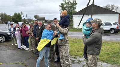 "Я молила Бога, щоб він був живий": на Вінниччині зустріли морпіха Богдана Горбатюка "Я молила Бога, щоб він був живий": на Вінниччині зустріли морпіха Богдана Горбатюка