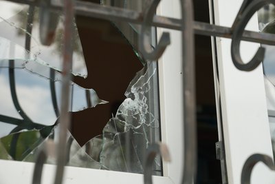 “Могли б згоріти за секунду”: “молнія” влучила у двоповерхівку в Сумах