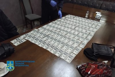 За 11 000 доларів обіцяв допомогти в ухиленні від мобілізації: волонтера з Дніпропетровщини підозрюють у хабарництві За 11 000 доларів обіцяв допомогти в ухиленні від мобілізації: волонтера з Дніпропетровщини підозрюють у хабарництві