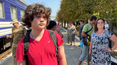 Примусова евакуація родин діти евакуаційний потяг житель Мирнограда Євген Покровськ Покровська громада Донецька область 19 серпня 2024 рік Примусова евакуація родин діти евакуаційний потяг житель Мирнограда Євген Покровськ Покровська громада Донецька область 19 серпня 2024 рік