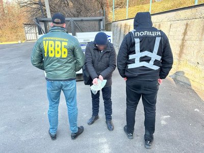 Виїзд під виглядом водіїв та хабар для прикордонника на Закарпатті: двох чоловіків підозрюють у переправленні Виїзд під виглядом водіїв та хабар для прикордонника на Закарпатті: двох чоловіків підозрюють у переправленні