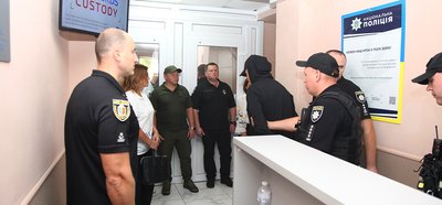 На Хмельниччині ще у трьох відділках поліції запрацювала система, яка захищає права людей під час затримання На Хмельниччині ще у трьох відділках поліції запрацювала система, яка захищає права людей під час затримання