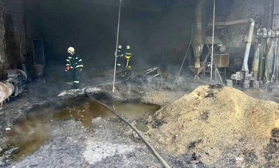 Гасили вісім спецмашин: у Черкасах сталася пожежа на підприємстві Гасили вісім спецмашин: у Черкасах сталася пожежа на підприємстві