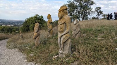 Росіяни пошкодили тисячолітніх половецьких баб біля Ізюму. Пам'ятки планують евакуювати Росіяни пошкодили тисячолітніх половецьких баб біля Ізюму. Пам'ятки планують евакуювати