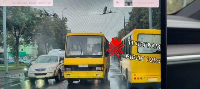 Оштрафували водія маршрутки за виїзд на зустрічну смугу у Рівному Оштрафували водія маршрутки за виїзд на зустрічну смугу у Рівному