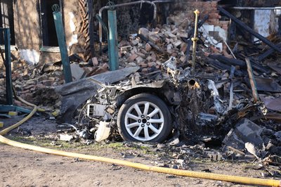 "Їх витягували через вікно": фоторепортаж з місця атаки безпілотників на приватні будинки у Черкаси