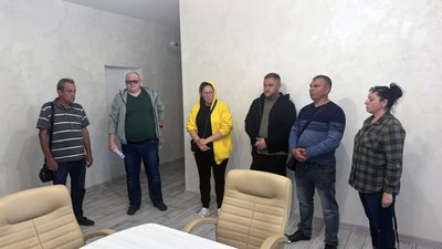 "Бджоли б’ються в конвульсіях": у двох селах Кіровоградщини загинули 32 мільйони бджіл "Бджоли б’ються в конвульсіях": у двох селах Кіровоградщини загинули 32 мільйони бджіл