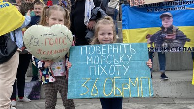 Діти під час автопробігу Діти під час автопробігу