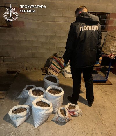 Судитимуть трьох жителів Рівненщини за незаконний обіг бурштину на понад 1,3 млн грн Судитимуть трьох жителів Рівненщини за незаконний обіг бурштину на понад 1,3 млн грн