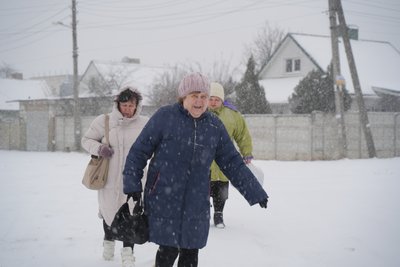 Жінки йдуть по вулиці під час снігопаду в Харкові 11 січня 2026 року Жінки йдуть по вулиці під час снігопаду в Харкові 11 січня 2026 року