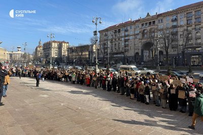 У центрі Києва проходить акція на підтримку молодих акторів: вимагають відсторонити режисера Андрія Білоуса У центрі Києва проходить акція на підтримку молодих акторів: вимагають відсторонити режисера Андрія Білоуса