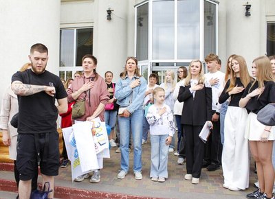 На зустрічі вшанували загиблих захисників під час виконання гімну На зустрічі вшанували загиблих захисників під час виконання гімну
