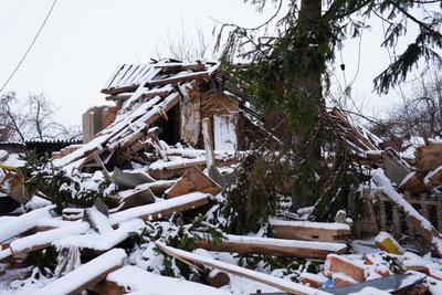 Розбитий будинок в селі Лютівці Розбитий будинок в селі Лютівці