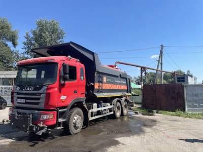 У Полтаві під час спеки щодня поливають вулиці водою