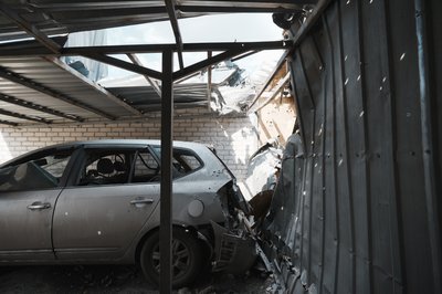 Пошкоджене авто внаслідок удару РФ по гаражах у Салтівському районі Харкова Пошкоджене авто внаслідок удару РФ по гаражах у Салтівському районі Харкова