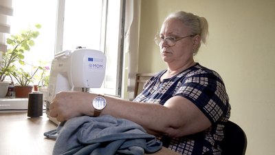 Переселенка, що переїхала на Вінниччину, шиє ноші для військовослужбовців Переселенка, що переїхала на Вінниччину, шиє ноші для військовослужбовців