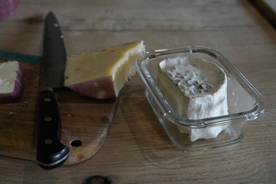 На Миколаївщині виготовляють крафтові козячі сири: як працює сироварня