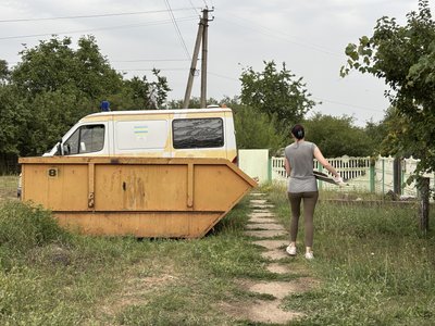 У Чугуєві прибирають сміття після влучання дронами по приватному сектору У Чугуєві прибирають сміття після влучання дронами по приватному сектору