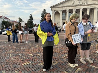 "Хочемо, щоб президент нас почув": чернігівці протестують проти відставки Федорова та вимагають звільнення Сирського "Хочемо, щоб президент нас почув": чернігівці протестують проти відставки Федорова та вимагають звільнення Сирського